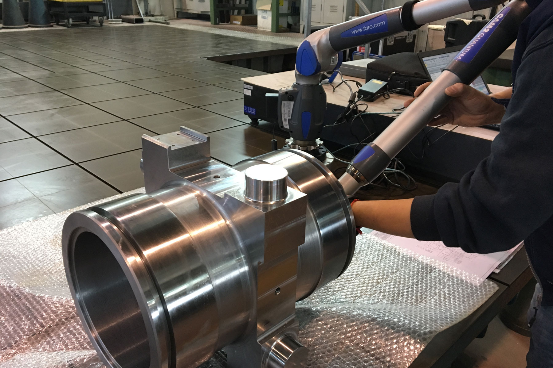 Saldatore al lavoro in officina