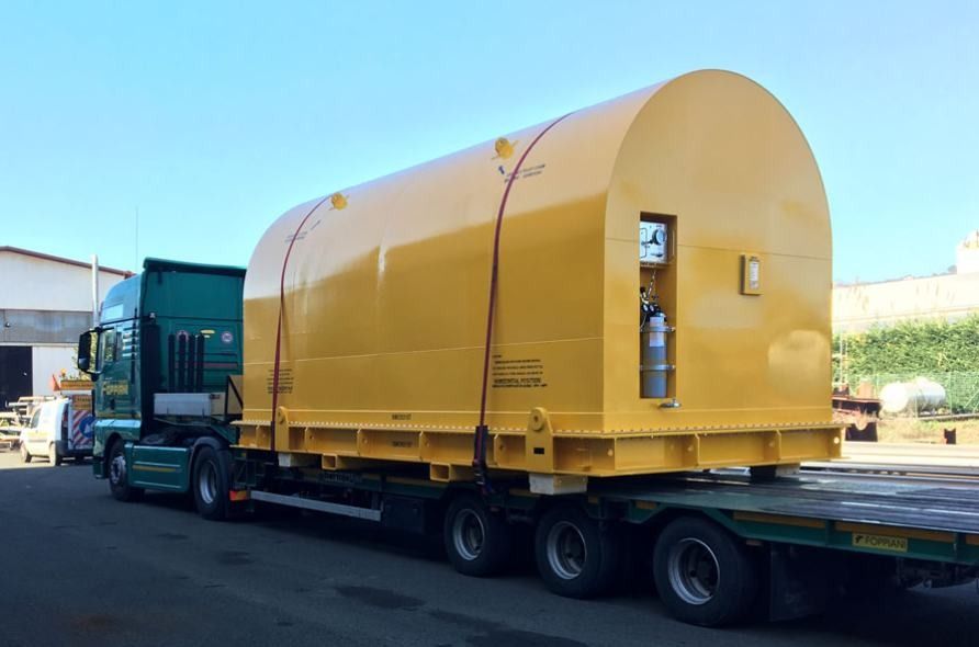 Contenitore pressurizzato giallo caricato su un autoarticolato