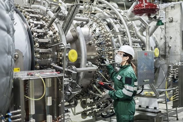 Tecnica al lavoro su una turbina