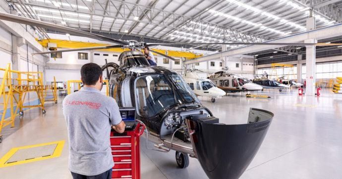 Tecnico al lavoro su un elicottero