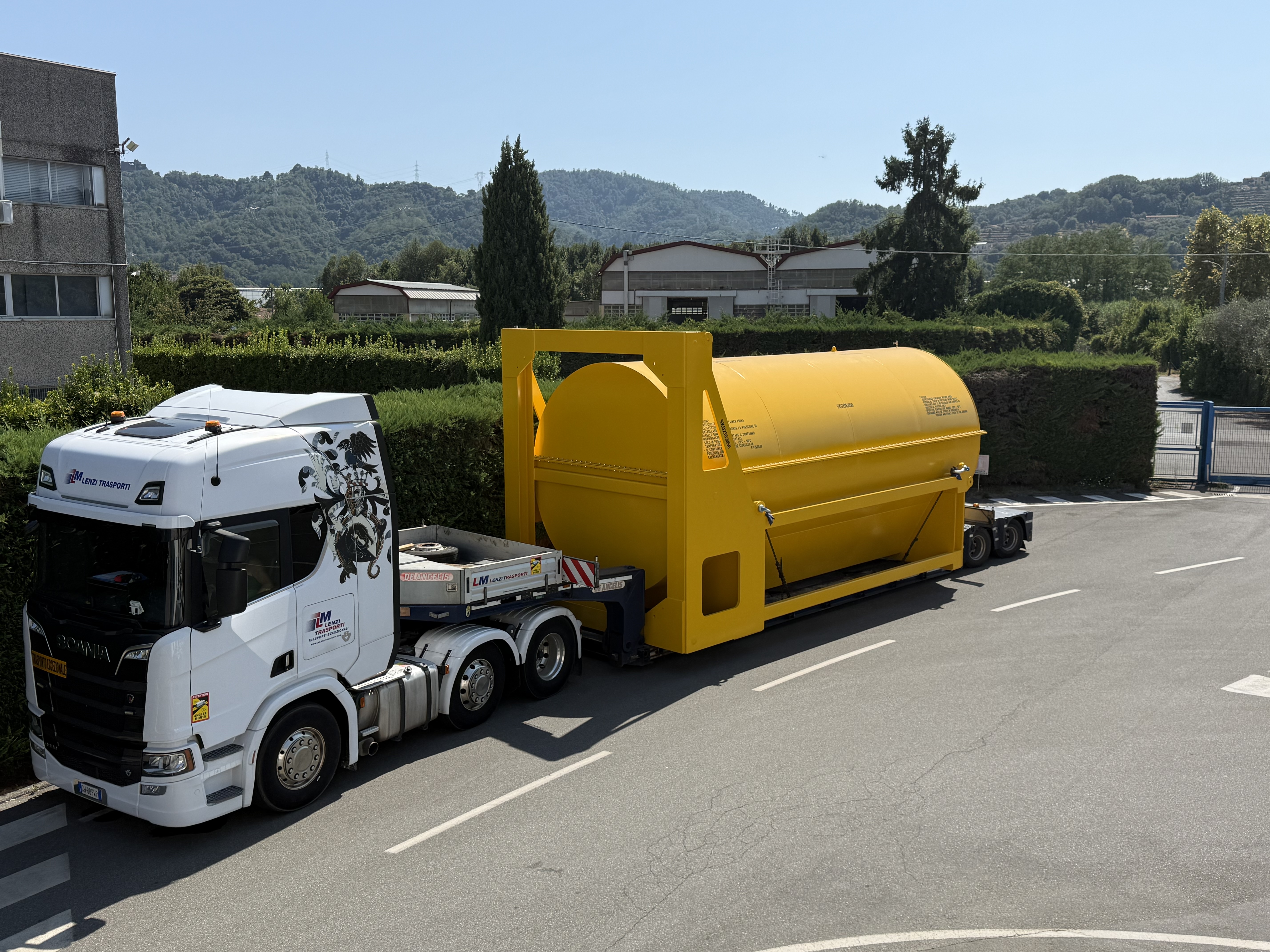 Contenitore pressurizzato giallo pronto per la consegna