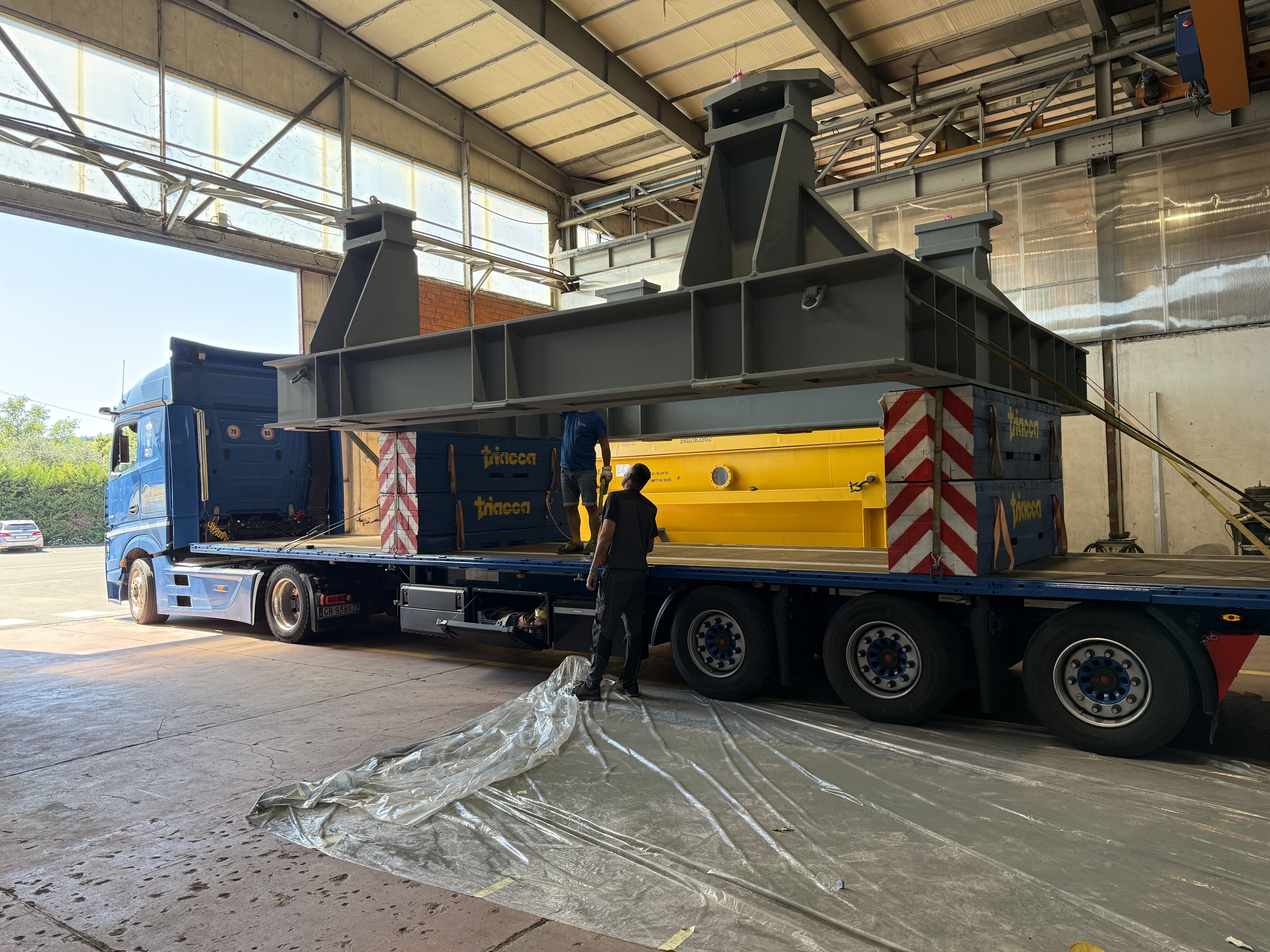 Carico su semirimorchio di un basamento in carpenteria e di un contenitore pressurizzato