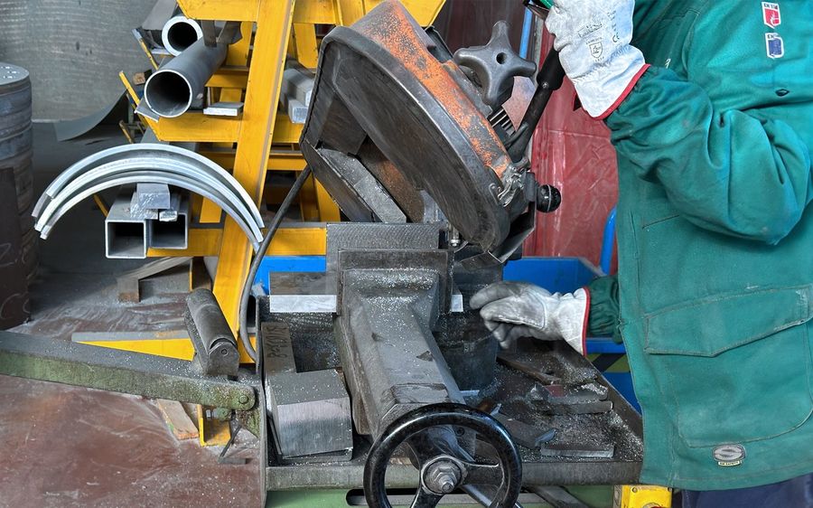 Taglio e curvatura di tubi e profilati in officina