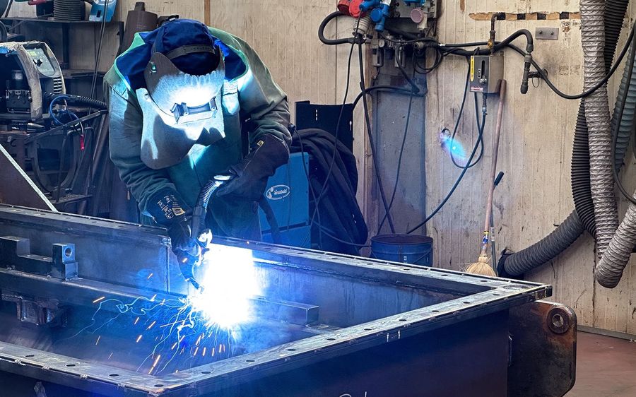 Saldatore al lavoro