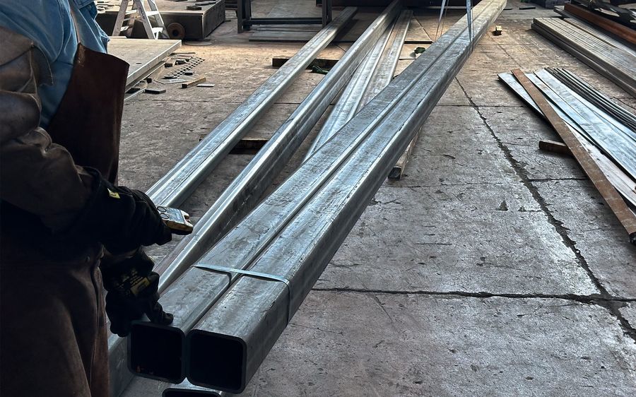 Profilati in acciaio in officina